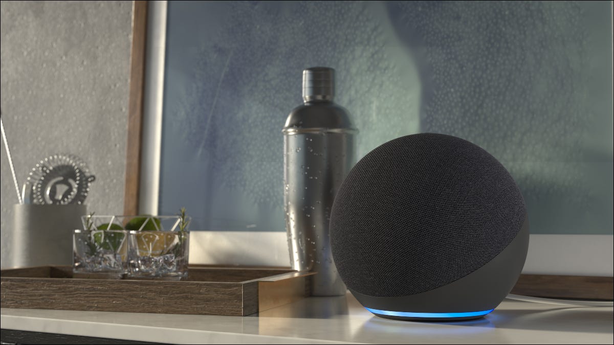 Un Amazon Echo sobre una mesa.