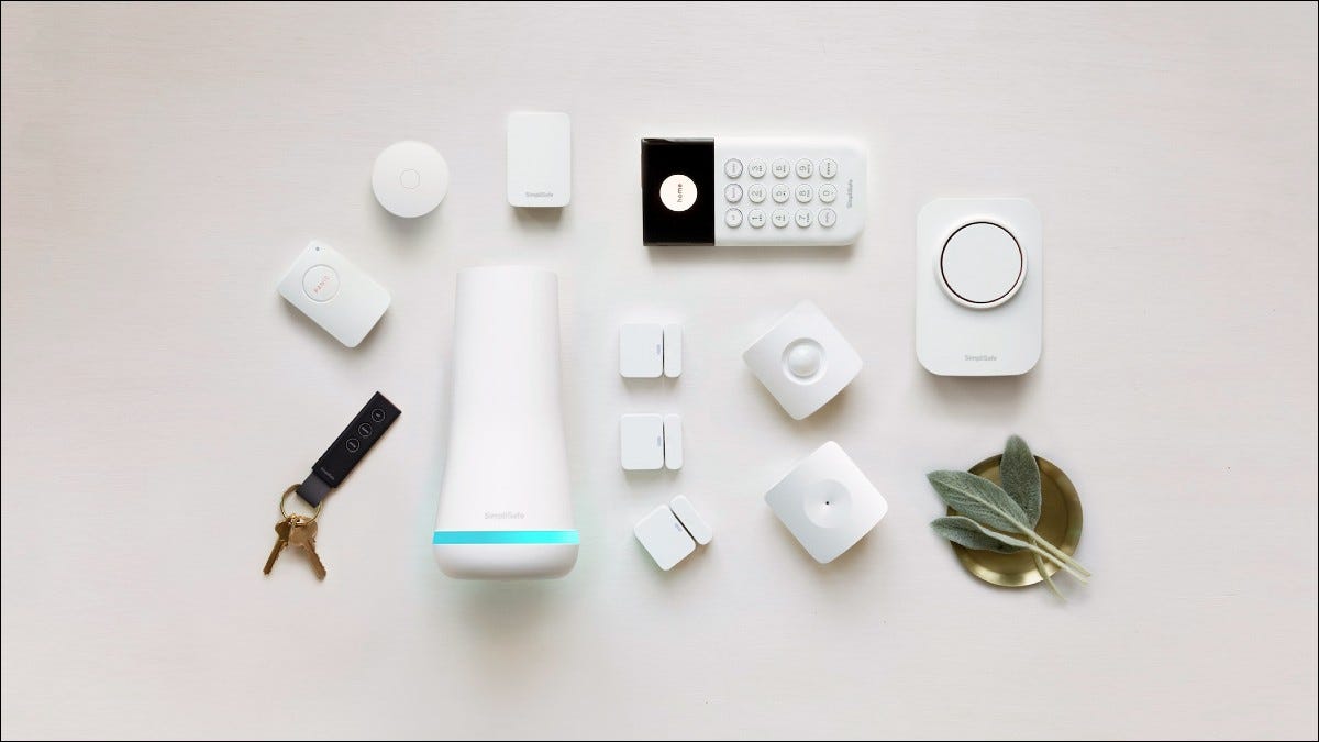 Componentes SimpliSafe sobre fondo blanco