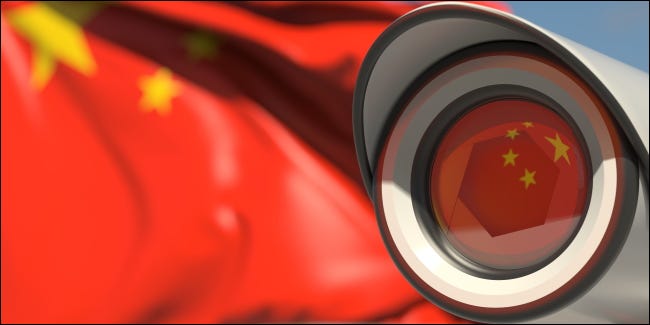 La bandera china reflejada en una cámara de vigilancia.