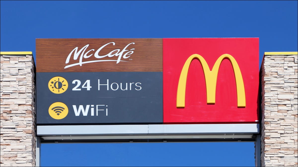 Un letrero de McDonald's que promete Wi-Fi las 24 horas del día.