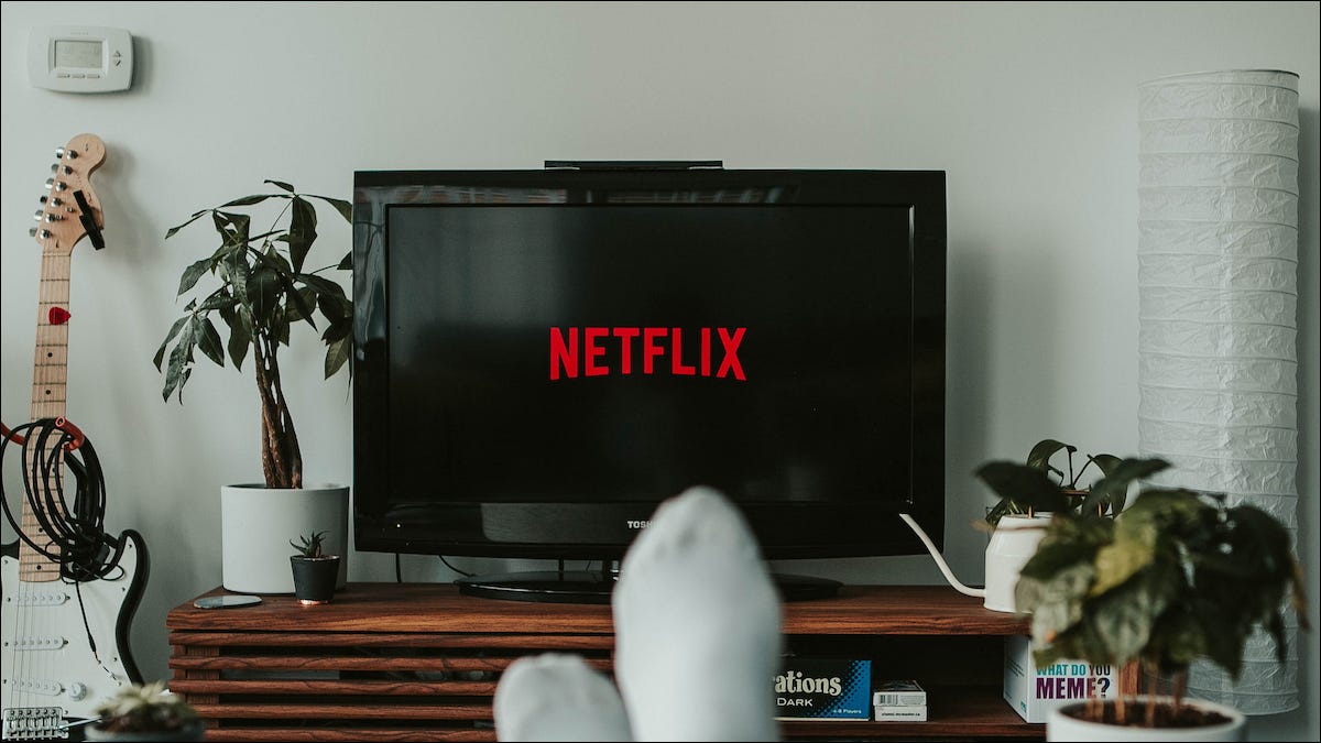 Logotipo de Netflix en un televisor inteligente en una sala de estar
