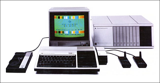 Una foto del sistema TI-99 / 4A de la parte posterior de la caja de venta minorista de EE. UU.