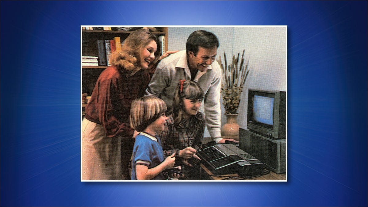 Una familia tocando una TI-99 / 4A.