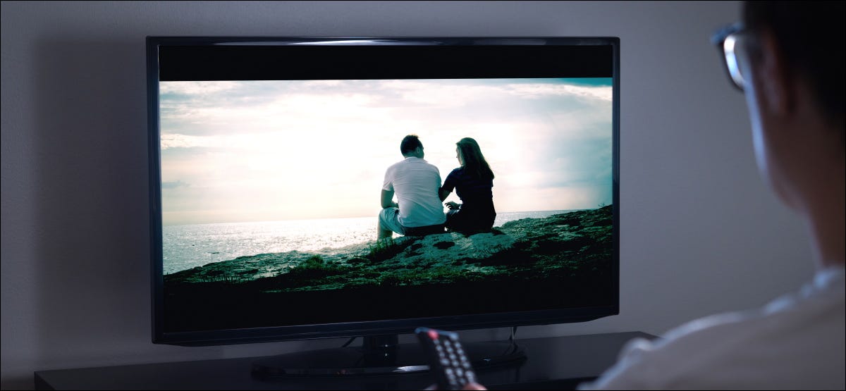 Una escena que podría causar un "enamoramiento negro" que se muestra en un televisor.