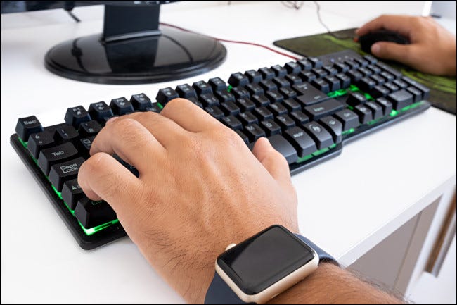 Un jugador de PC que usa la distribución del teclado WASD y un mouse para jugar.