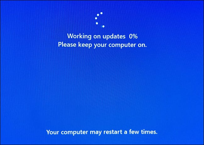Durante la instalación, su PC se reiniciará varias veces y verá una pantalla de progreso azul.