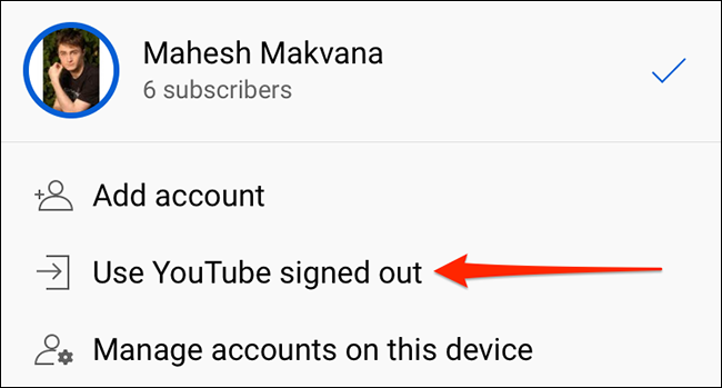 Toca "Usar YouTube sin sesión" en la pantalla "Cuentas" en la aplicación de YouTube.