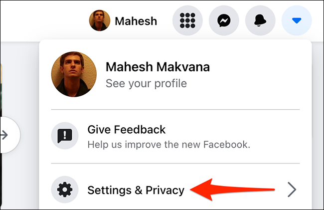 Seleccione "Configuración y privacidad" en el sitio de Facebook.