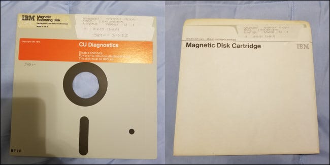 Un "cartucho de disco magnético" de IBM: el primer disquete comercial.