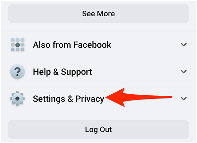 Toca "Configuración y privacidad" en la pantalla "Menú" de la aplicación de Facebook.