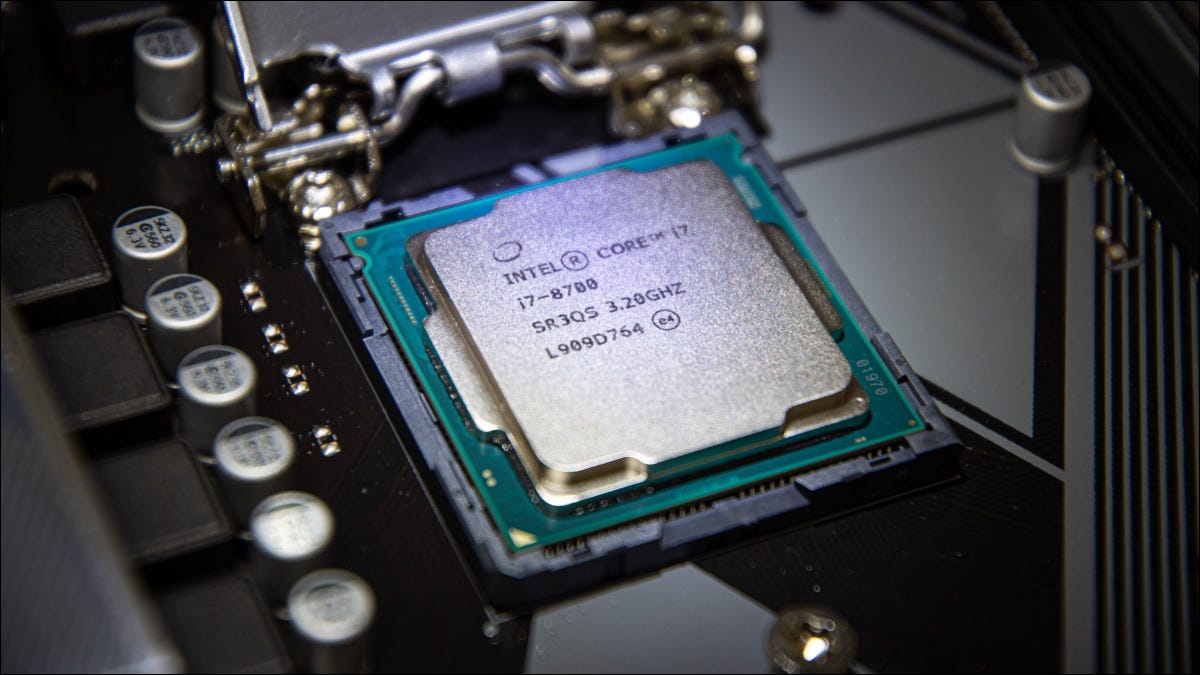 Una CPU Intel Core i7 de octava generación instalada en una placa base.