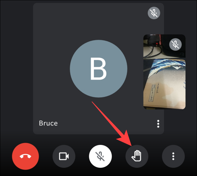 Durante una reunión en curso en iPhone o Android, toque el botón "Levantar la mano" en la parte inferior de la pantalla.