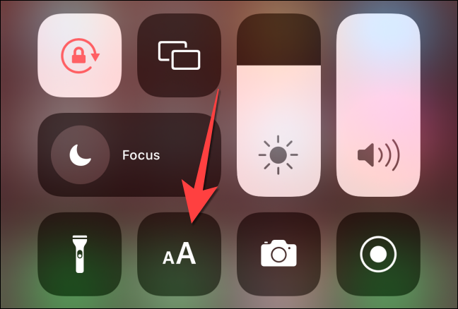abra el Centro de control en la pantalla de su iPhone y toque, toque dos veces o toque y mantenga presionado el botón "aA" para que aparezca el control deslizante de ajuste del tamaño del texto.