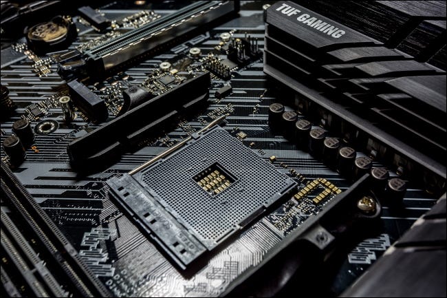 Un zócalo de CPU AMD vacío en una placa base.