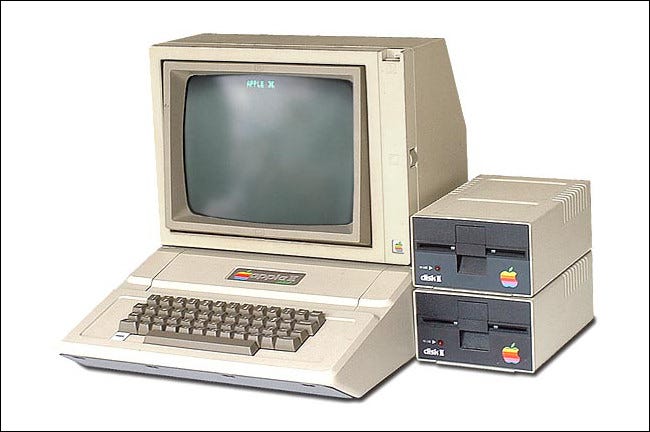 Un Apple II con dos unidades de disquete Disk II al lado.
