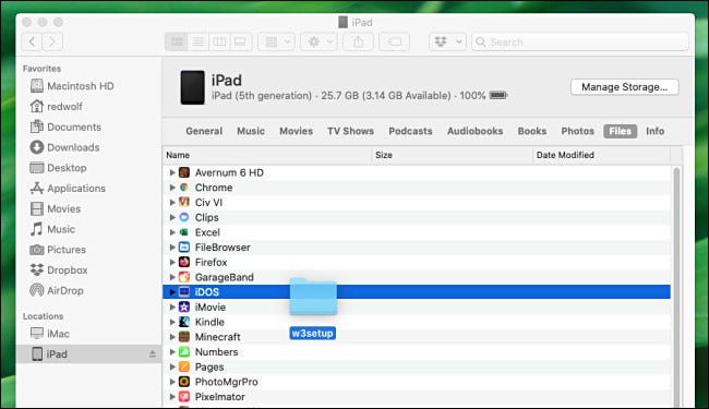Arrastrar una carpeta a Archivos en el iPad usando Finder en Mac.