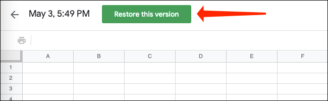 Haga clic en el gran botón verde llamado "Restaurar esta versión", que se encuentra en la parte superior de la página en Hojas de cálculo de Google.