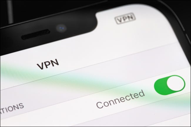El indicador de conexión VPN en un iPhone.