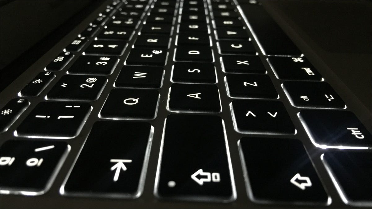 Un teclado MacBook retroiluminado.
