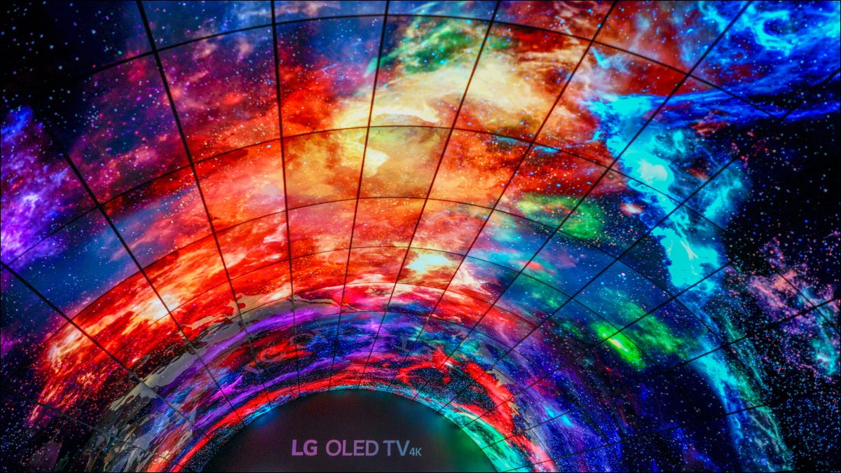 Una pantalla superior hecha de paneles de TV OLED de LG.