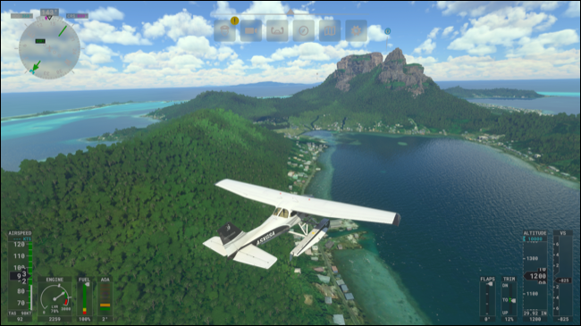 Volando por el cielo sobre una isla en Microsoft Flight Simulator.