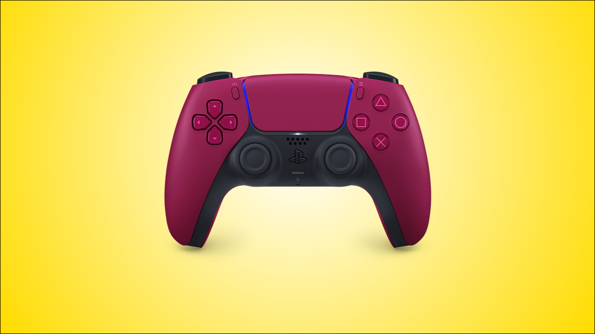 La variante de color rojo del controlador DualSense PS5, sobre un fondo amarillo.
