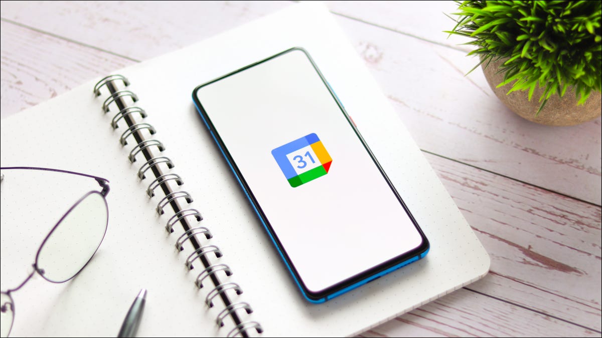 Smartphone en planificador abierto con el logotipo de Google Calendar mostrado