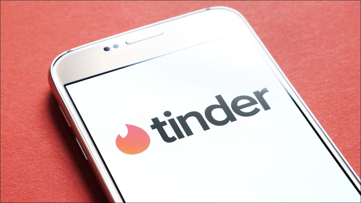 Smartphone que muestra el logotipo de la aplicación Tinder