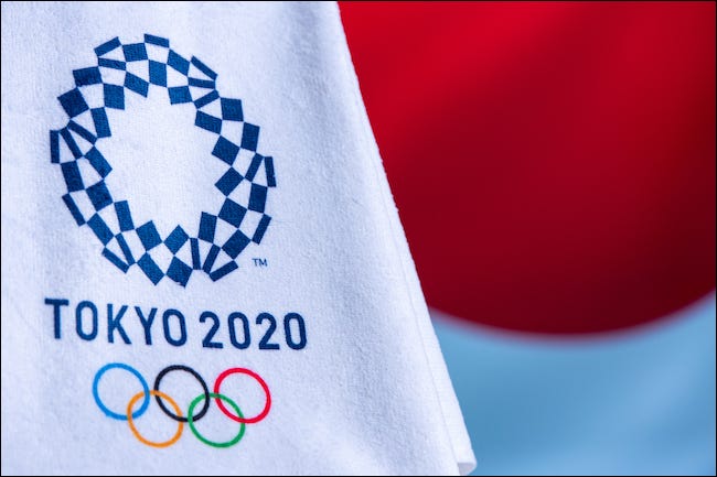 Logotipo de Tokio 2020 en una bandera olímpica