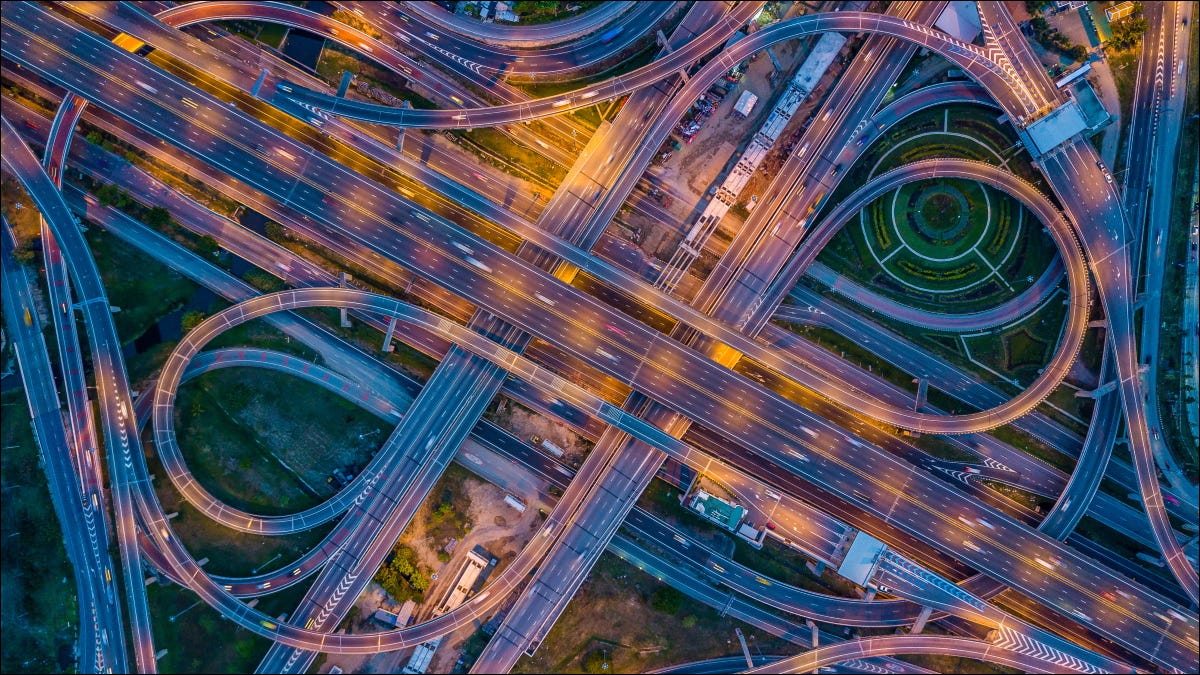 Una vista aérea del tráfico en una autopista en una ciudad.