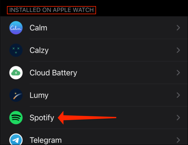 En la pestaña "Mi reloj" en la aplicación Watch de su iPhone, desplácese hacia abajo hasta la sección "Instalado en Apple Watch" y vea si "Spotify" está en la lista.  Si aparece en esta sección, toca "Spotify".