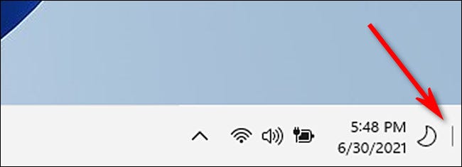 La línea "Mostrar escritorio" de Windows 11 en la barra de tareas.