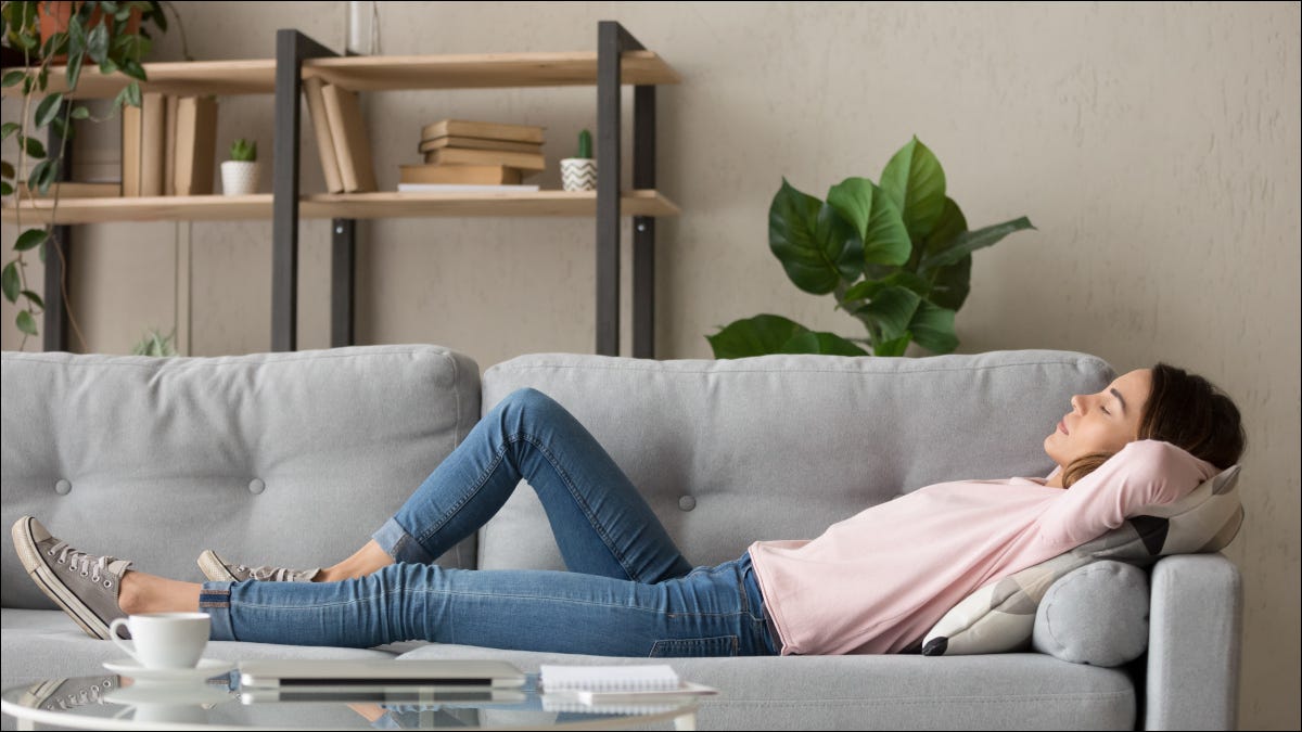 Mujer joven, siesta, en, un, sofá gris