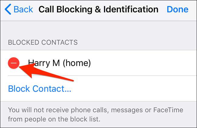 Toque el signo menos junto a un contacto bloqueado en el iPhone.
