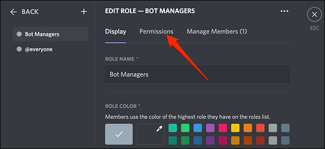 Haz clic en "Permisos" en la página "Editar rol" en Discord.