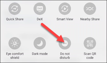 Desliza el dedo hacia abajo desde la parte superior de la pantalla dos veces y busca el botón "No molestar".