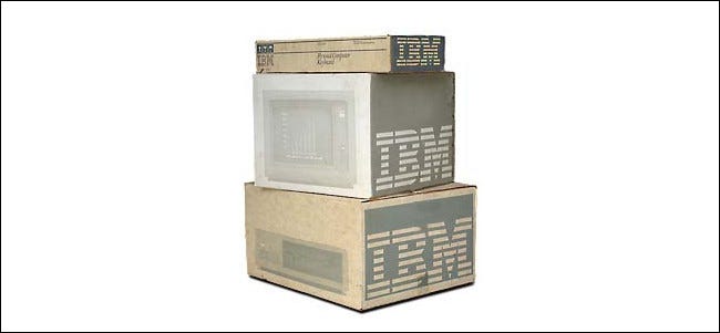 Un PC IBM, monitor y teclado en cajas originales.