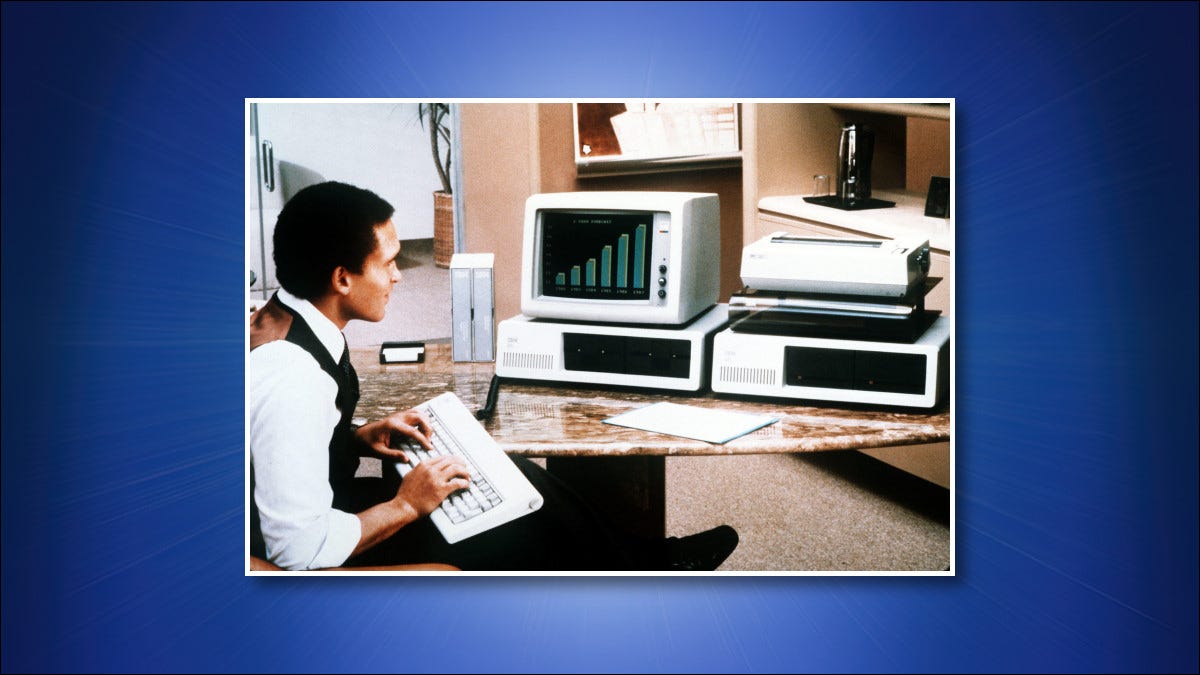 Un hombre que usa una IBM PC 5150
