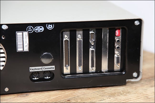 Los puertos en la parte posterior del IBM PC 5150.