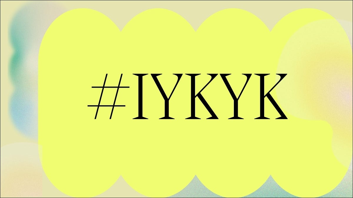 IYKYK Hashtag fondo amarillo