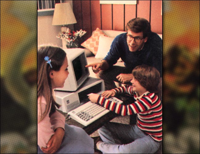Una familia con una PC IBM como se ve en una imagen promocional de IBM de 1981.