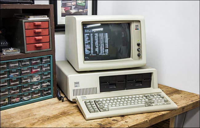 Un IBM PC 5150 en un banco de trabajo.