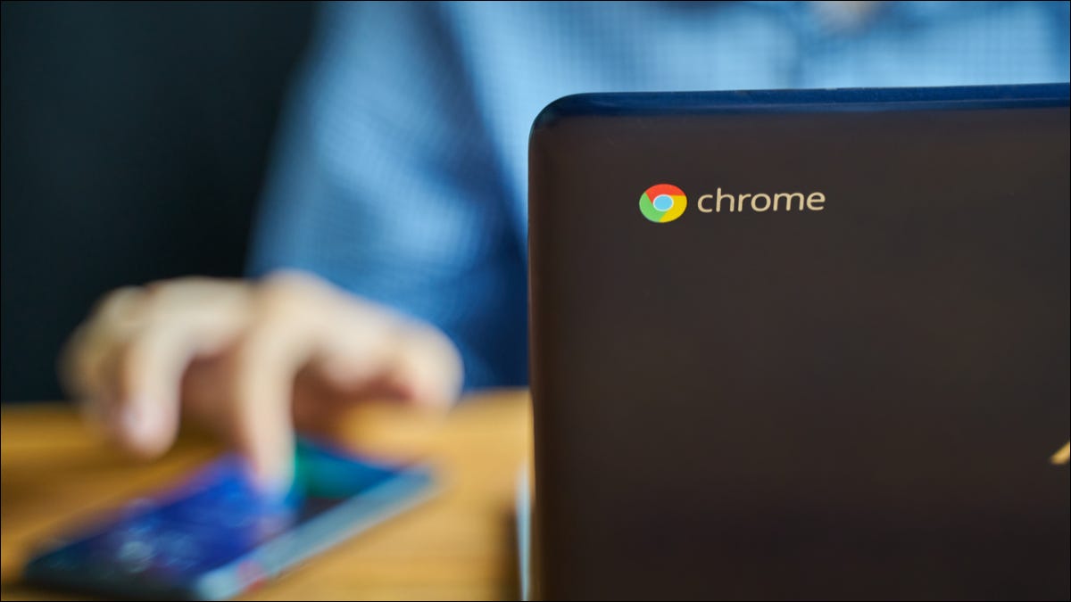 Chromebook de cerca en el logotipo de Chrome