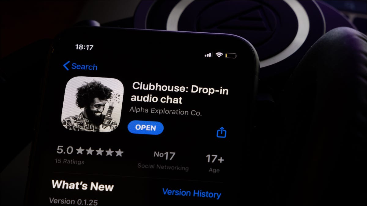 La aplicación Clubhouse se ve en un teléfono inteligente en modo oscuro