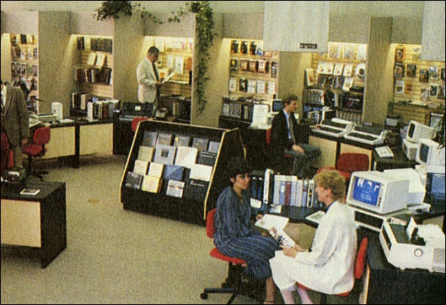 Una foto dentro de una tienda ComputerLand en 1983.