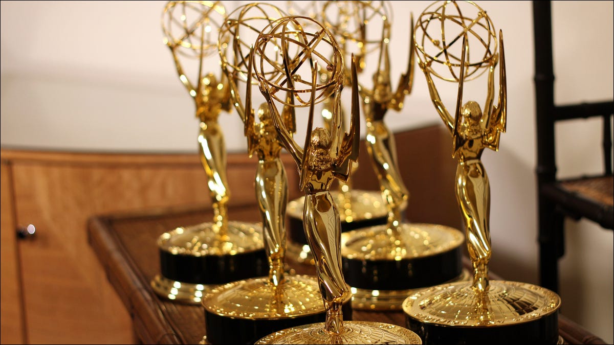 Premios Emmy sentado en una mesa