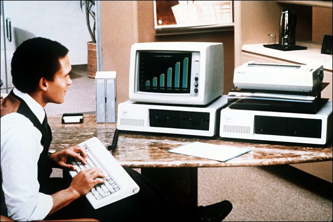 Un hombre que usaba una PC IBM en 1981.