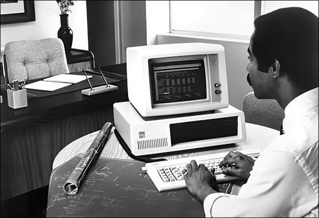 Una foto de marketing de 1981 del IBM PC 5150