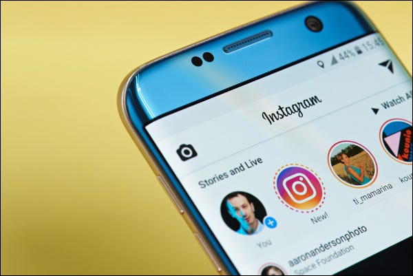 La aplicación de Instagram se abre en un teléfono inteligente que muestra historias y transmisiones en vivo.