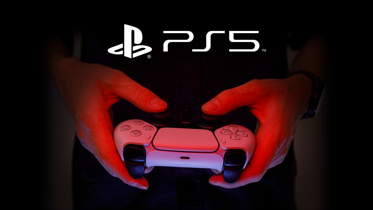 Una persona con un controlador de PS5.